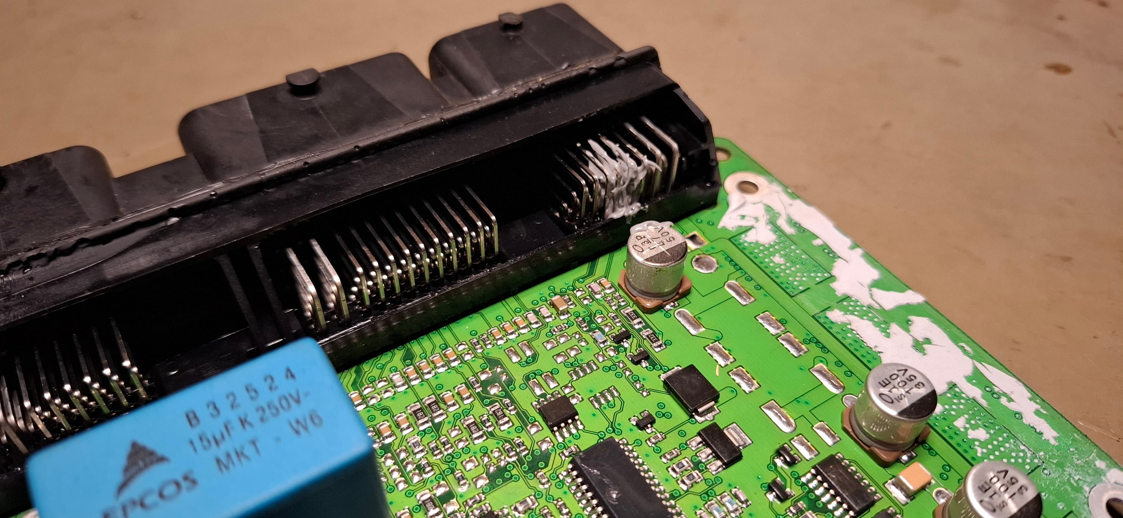 Naprawa sterownika ECU Visteon – wymiana pinu pod mikroskopem